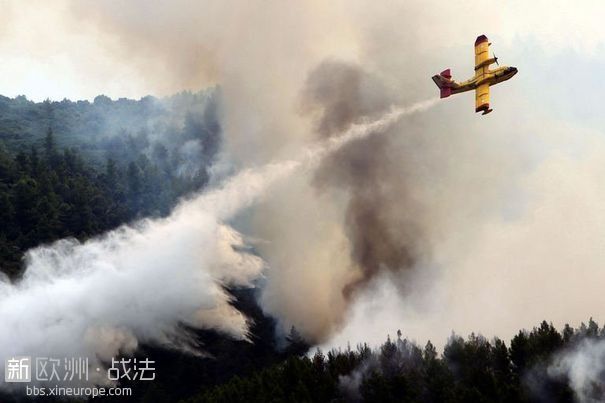 381167_un-avion-bombardier-d-eau-survole-un-incendie-de-foret-a-ouranoupoli-le-9.jpg