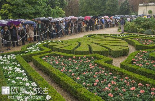 惊呆了！中国游客冒雨排队10小时只为看一眼法国总统府！