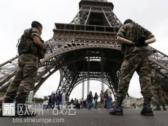 soldat francais patrouille à la tour eiffel.JPG