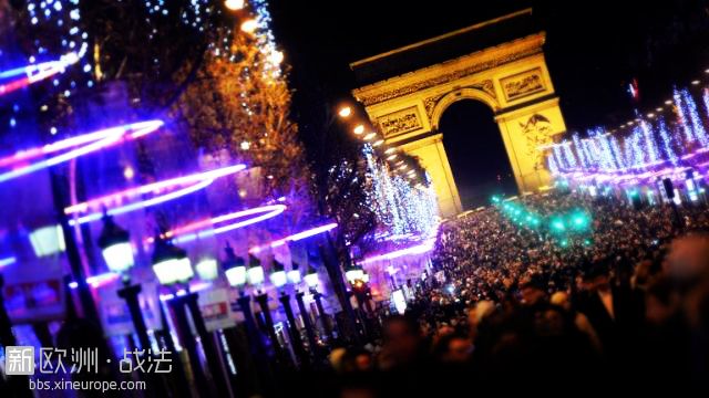 la-foule-sur-les-champs-elysees-pour-feter-2014_0.jpg