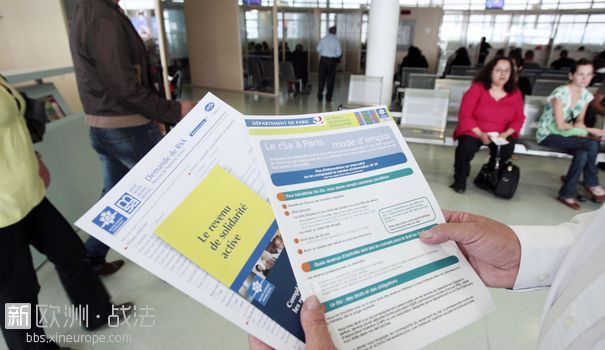 brochures-d-information-sur-le-rsa-mises-a-la-disposition-des-usagers-dans-un-ce.jpg