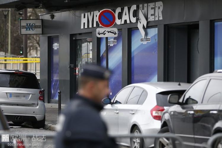 706425-un-policier-le-10-janvier-2015-a-proximite-de-la-superette-casher-porte-d.jpg