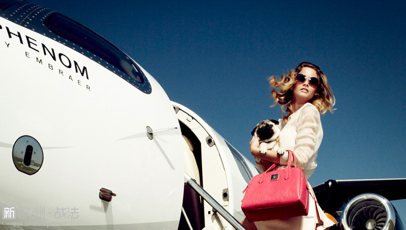 femme-qui-monte-dans-un-avion-avec-les-produits-de-beauté.png