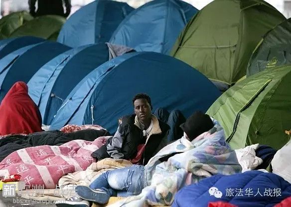 他们睡在帐篷里，望着巴黎街头的狂欢和游船上的晚餐