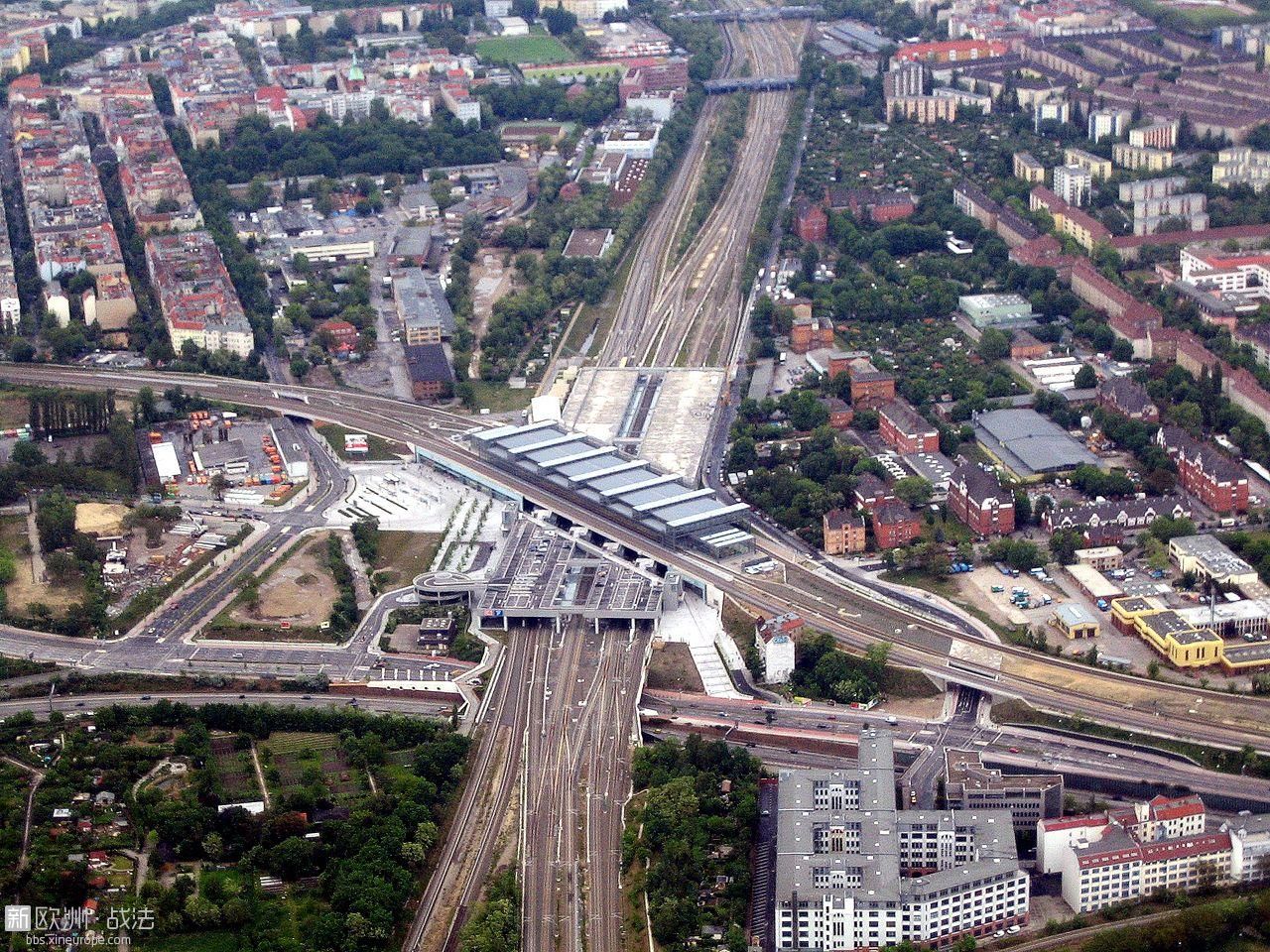 1280px-Bahnhof_Berlin_Südkreuz_denis_apel.JPG