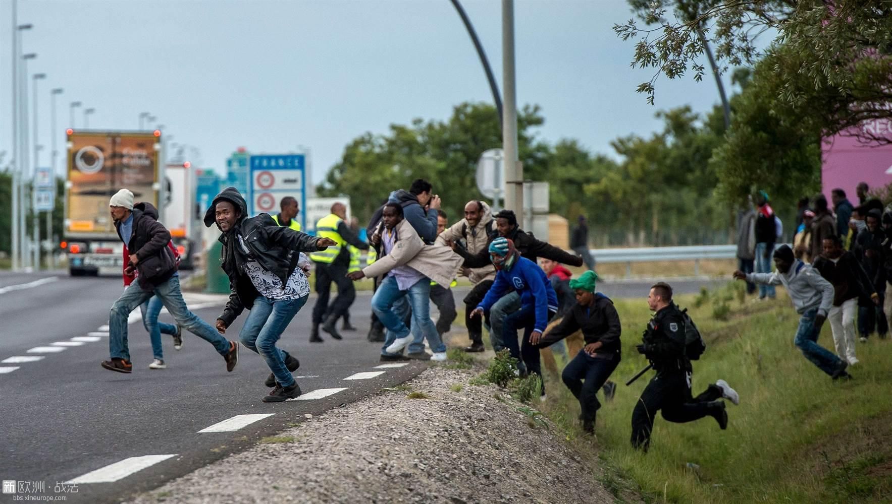 150730-calais-france-migrants-jpo-354a_037afc764ae03acd7725deac492d619e.nbcnews-.jpg