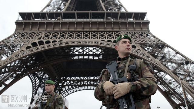 des-militaires-deployes-sous-la-tour-eiffel-dans-le-cadre-du-plan-vigipirate-le-.jpg