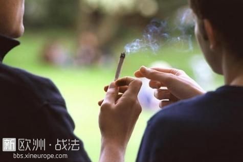 巴黎高中校园外，大麻易买，一个公开的秘密