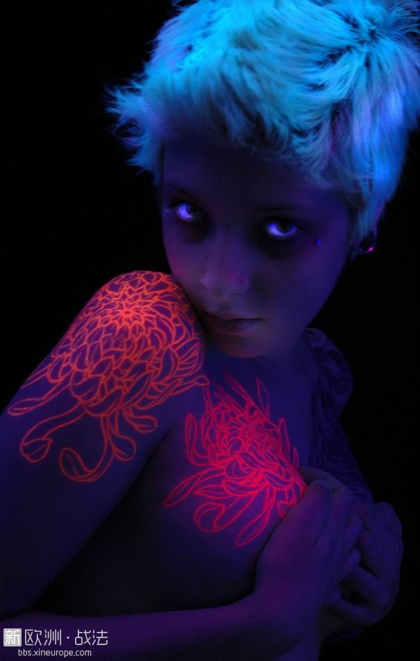 glow-in-dark-tattoos-uv-black-light-381__605.jpg