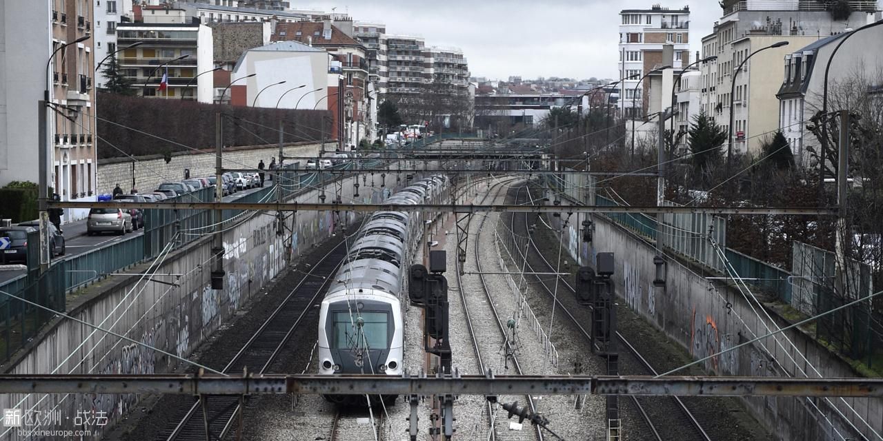 Trafic-interrompu-sur-le-RER-B-une-voiture-sur-les-voies.jpg