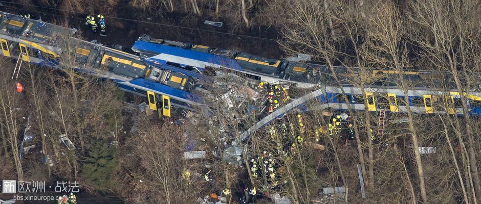 des-secours-et-du-personnel-medical-sur-le-site-de-la-collision-entre-deux-train.jpg