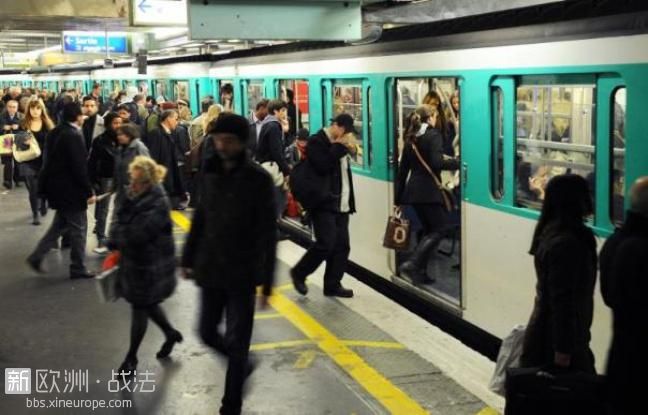 648x415_des_usagers_dans_le_metro_le_28_octobre_2010_a_paris.jpg