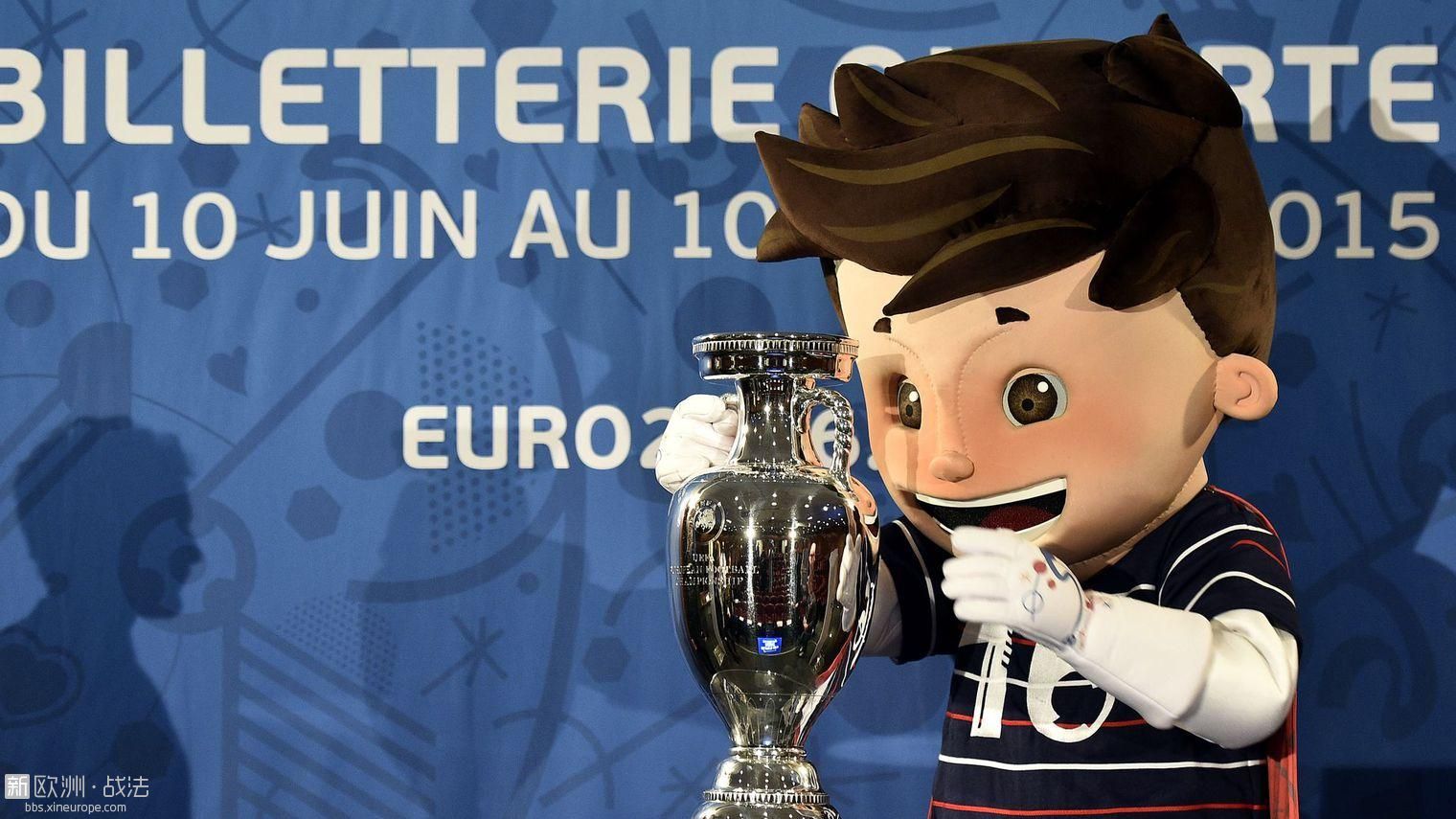 la-mascotte-de-l-euro-2016-super-victor-et-le-trophee-de-la-competition-lors-de-.jpg