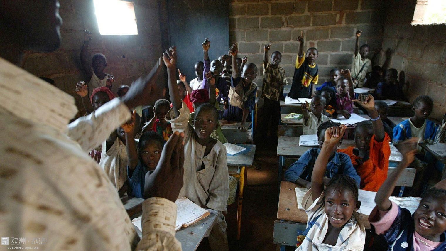 malian-pupils-raise-their-hands-to-answer-a-question-during-a-french-language-le.jpg