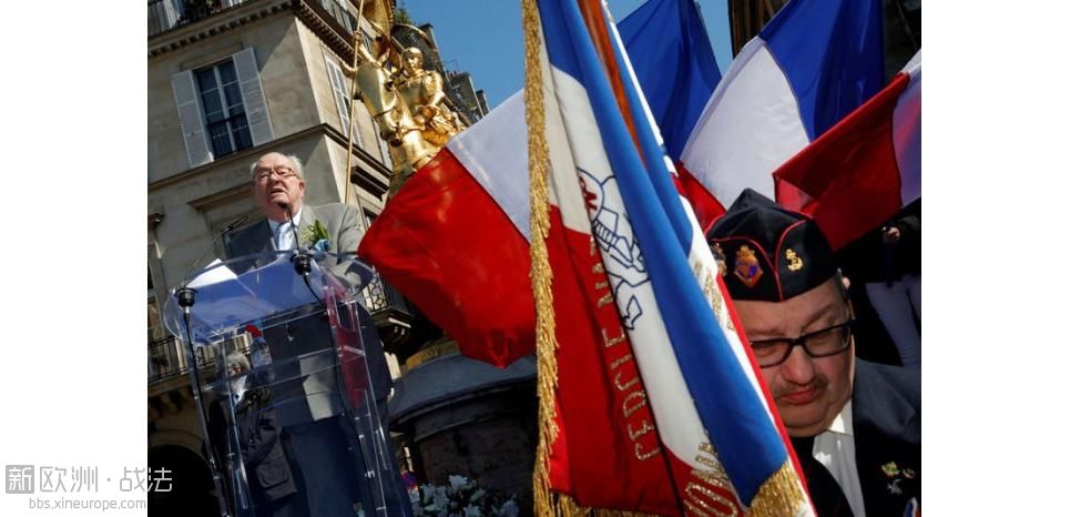 15104239-duel-des-statues-de-jeanne-d-arc-entre-le-pen-pere-et-fille.jpg