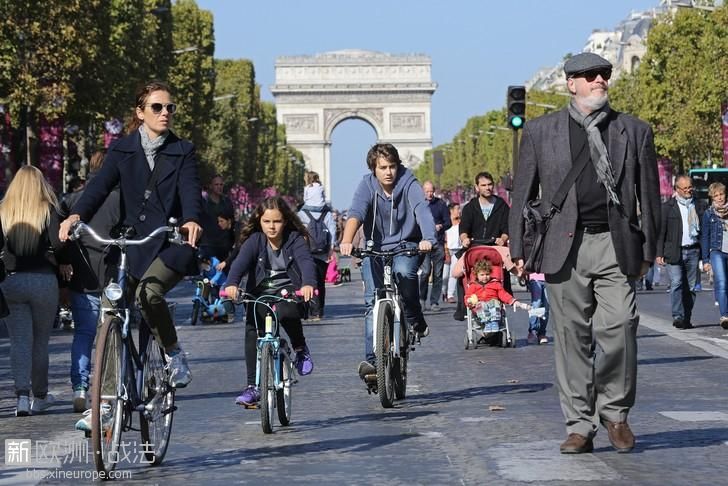 La-majorite-visiteurs-rendent-Champs-Elysees-viennent-pour-balader-Une-place-plu.jpg