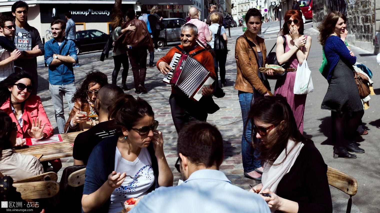 un-homme-joue-de-l-accordeon-devant-une-terrasse-de-cafe-a-montmartre-a-paris-le.jpg