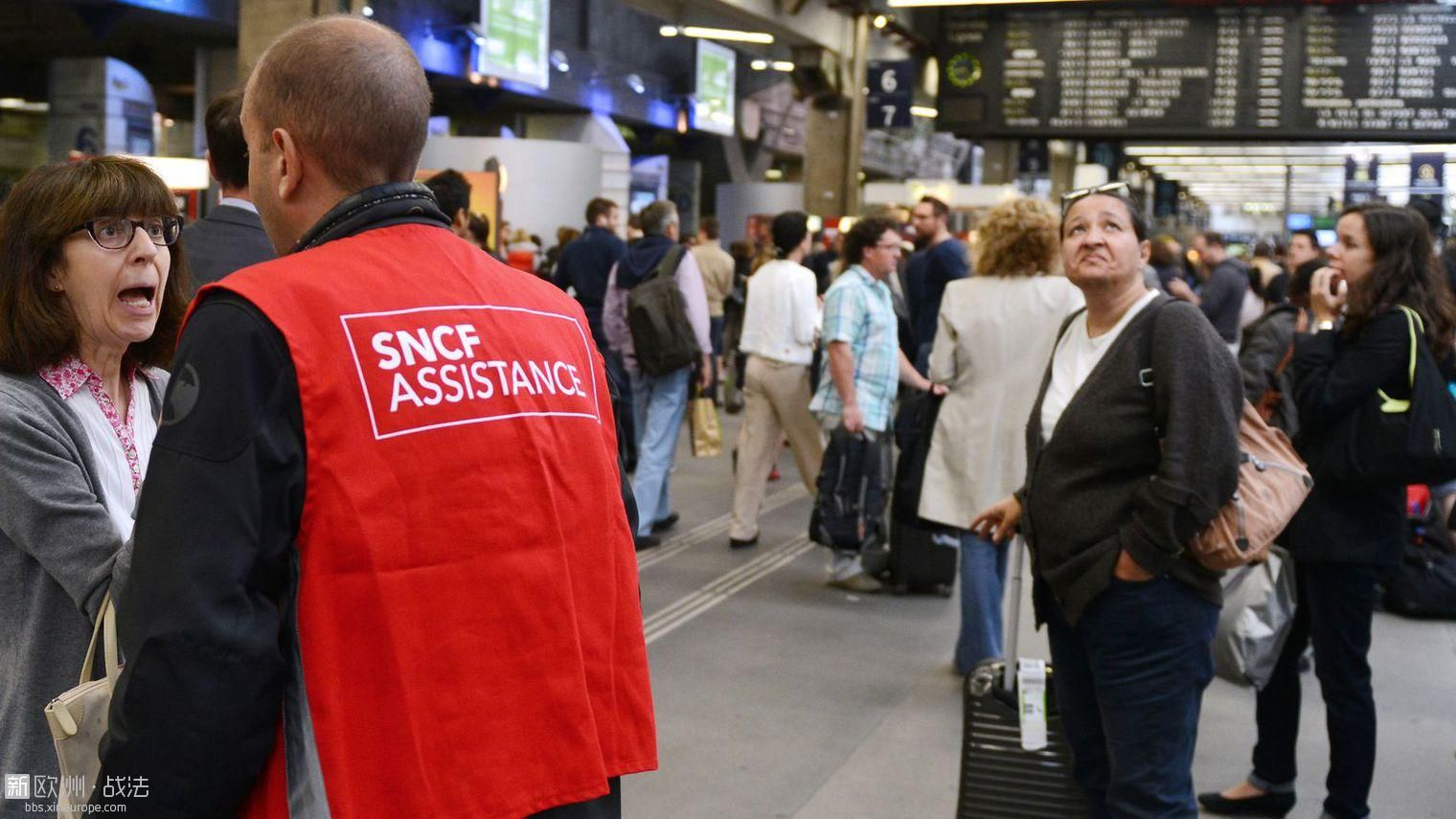 un-employe-de-la-sncf-aide-les-voyageurs-lors-d-une-greve-a-la-gare-montparnasse.jpg