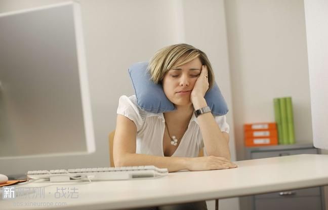 648x415_employee-bureau-faisant-sieste.jpg