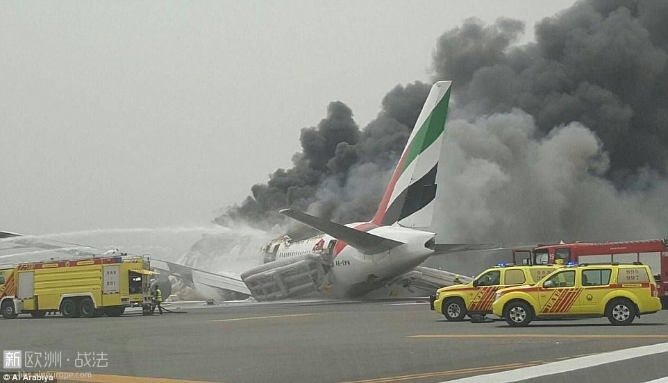 36D509C800000578-3721366-Emergency_An_Emirates_passenger_jet_has_crash_landed_at.jpg