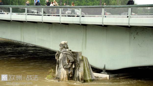 160603053849_zouave_statue_flood_976x549_afp_nocredit.jpg