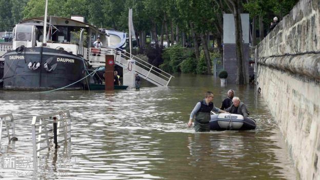 160603054426_paris_flood_seine_rescue_976x549_reuters_nocredit.jpg