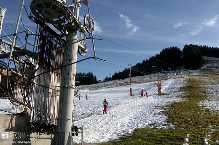 阿尔卑斯山滑雪村圣诞前都没有茫茫大雪：滑雪难