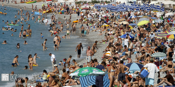 une-plage-bondee-de-touristes-et-vacanciers-dans-le-sud-de-la-france-a-nice-pend.png