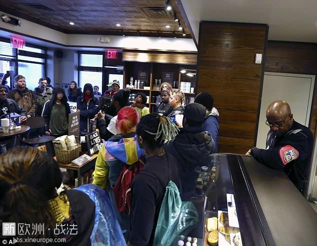 4B396D2200000578-5622711-Protesters_filled_the_Starbucks_store_on_Monday_as_they.jpg