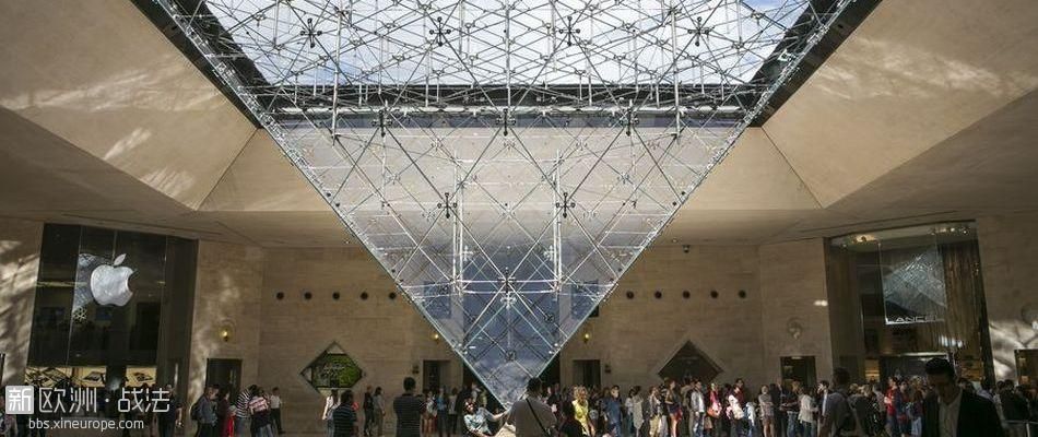 1351767579595_Place_pyramide_inversee950x400.jpg