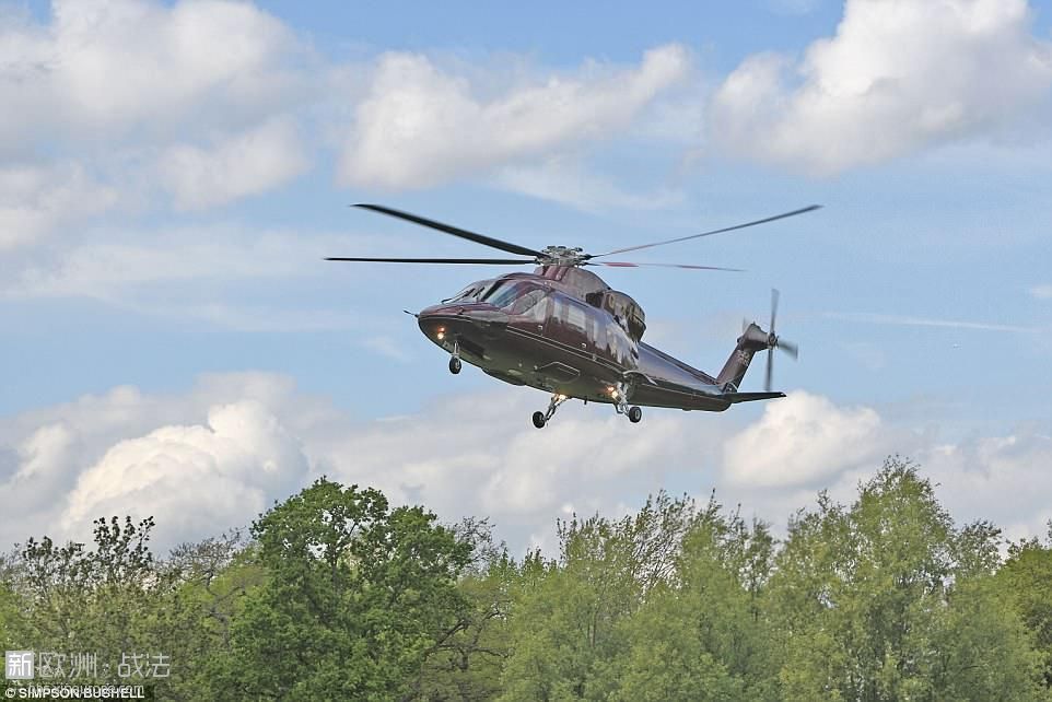 4BBDB2FC00000578-0-The_royal_helicopter_landed_at_Kensington_Palace_west_London_.jpg