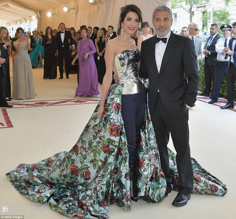 4BF3EFF400000578-5701309-Show_stopper_Amal_Clooney_made_a_big_impression_at_Mond.jpg