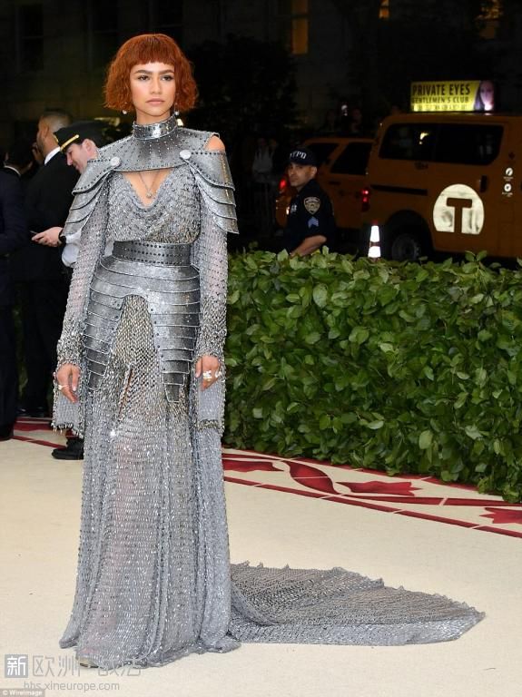 4BF4DF3600000578-5701183-Shining_Zendaya_looked_good_in_her_Joan_of_Arc_inspired.jpg