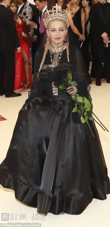 4BF4F06600000578-5701183-On_point_Madonna_l_wore_a_Jean_Paul_Gaultier_gown_featu.jpg