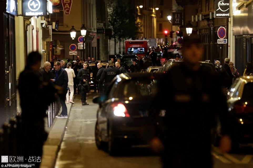 4C26473F00000578-5721939-Armed_police_swooped_on_the_central_Paris_district_afte.jpg