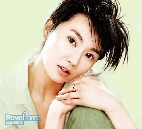 铂金美人张曼玉的气质短发令她更具知性魅力。