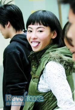 齐帘刘海的娃娃头复古可爱，张柏芝标准的美人脸留什么发型都不错。