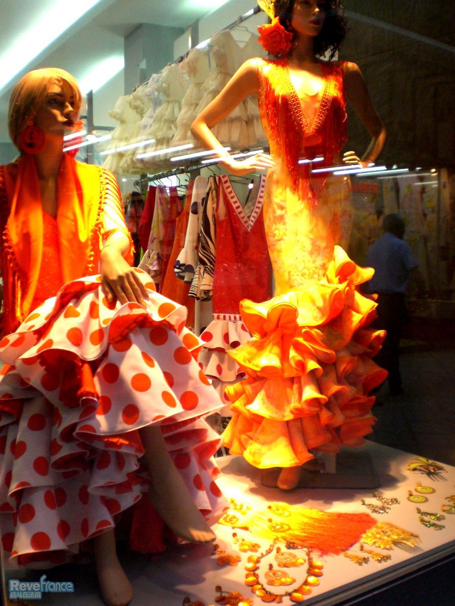 游客去最佳是4月春会Feria,全省的女人都盛装上街
