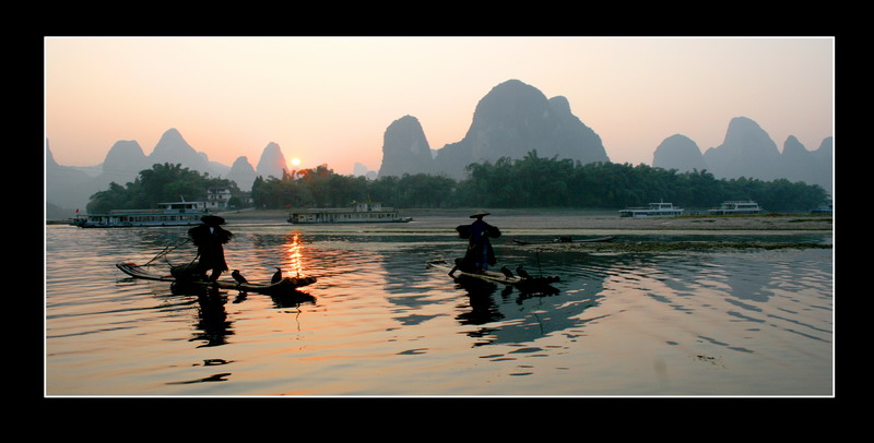 霞光映照漓江图_缩小大小.jpg