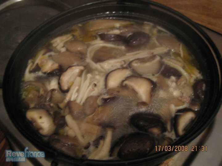 菌菇煲，汤是一个鸡骨架熬出来的