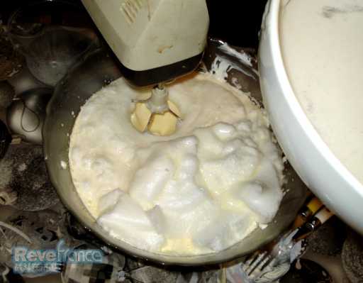 继续加入mascarpone，fromage blanc，蛋清，搅拌均匀