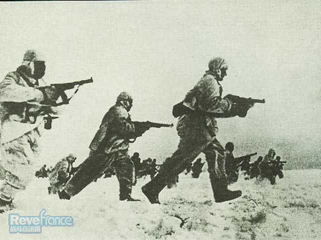 身穿雪地作战服的苏军反攻.jpg