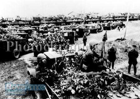 1941年，红军预备队源源不断地开赴前线与敌作战.jpg
