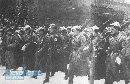 苏联步兵通过红场.jpg