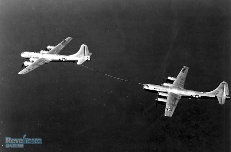 800px-KB-29M_refuels_a_B-29MR_061215-F-1234S-001.jpg