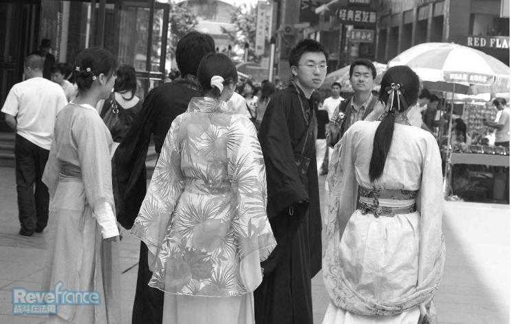 集体压马路呀