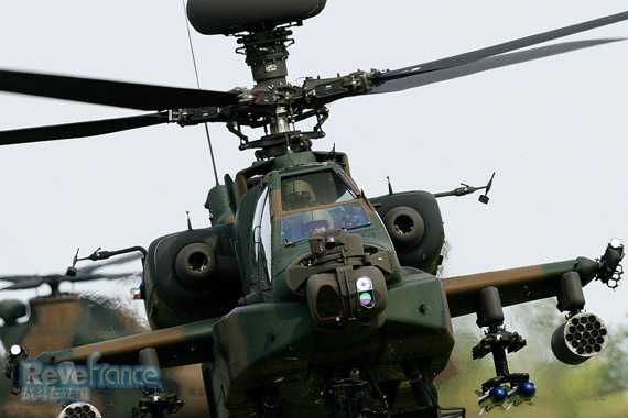 日本陆上自卫队已经列装最新型AH-64DJ攻击直升机.jpg