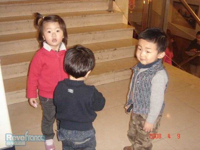 我们三个站好喽，准备。。谁在拍照？