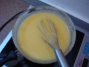 步骤：柠檬皮和汁及鸡蛋，糖全部混合放入一大碗。取一小锅烧热水，碗坐于热水上隔水热材料到粘稠就可（或轻微烧开）。 ...