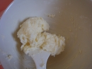 黄油切碎，和糖粉充份和匀成面团